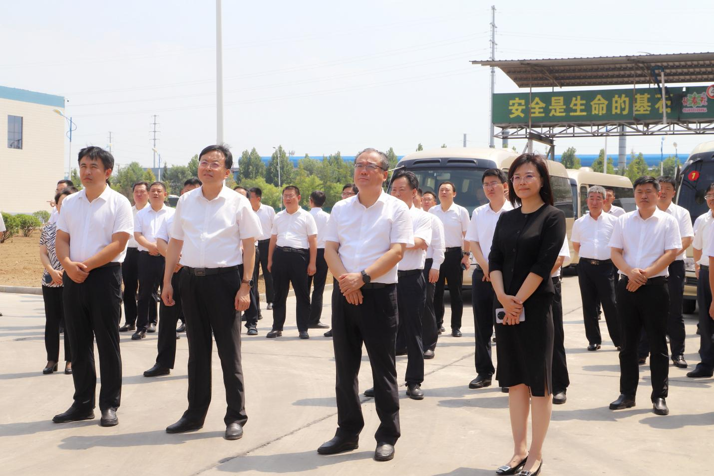 鄒平市黨建統(tǒng)領經(jīng)濟社會高質量發(fā)展現(xiàn)場觀摩會與會領導來山東三星集團觀摩指導